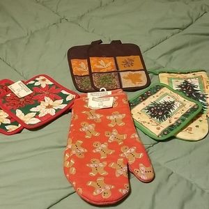 Holiday pot holders and mitt Collection